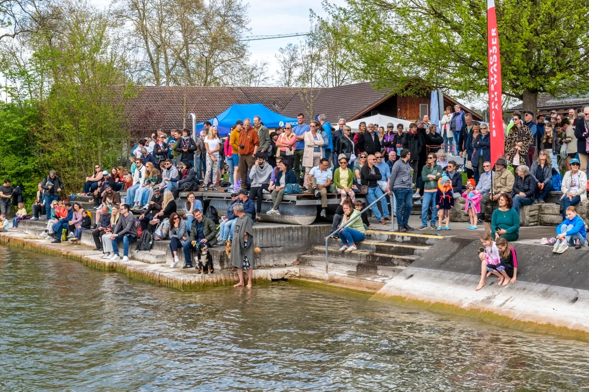 Die Zuschauenden beim Strand.